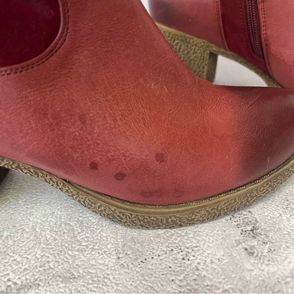 Luvshoe's Canada Red Block Heel Winter Ankle Booties - Picture 15 of 16
